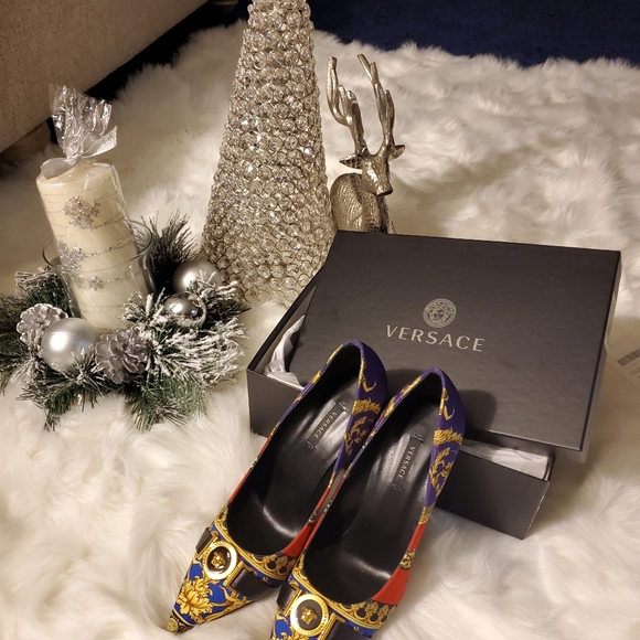 Versace- 4 inch heels never worn - Picture 4 of 4